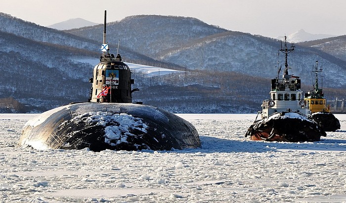 Tàu ngầm nguyên tử đa năng thế hệ 3 Omsk (Dự án 949-A) của Hạm đội Thái Bình Dương quay về cảng sau trực chiến